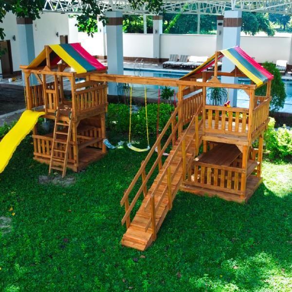 Juegos infantiles entre las amenidades de Igvana Tara en San Pedro Sula