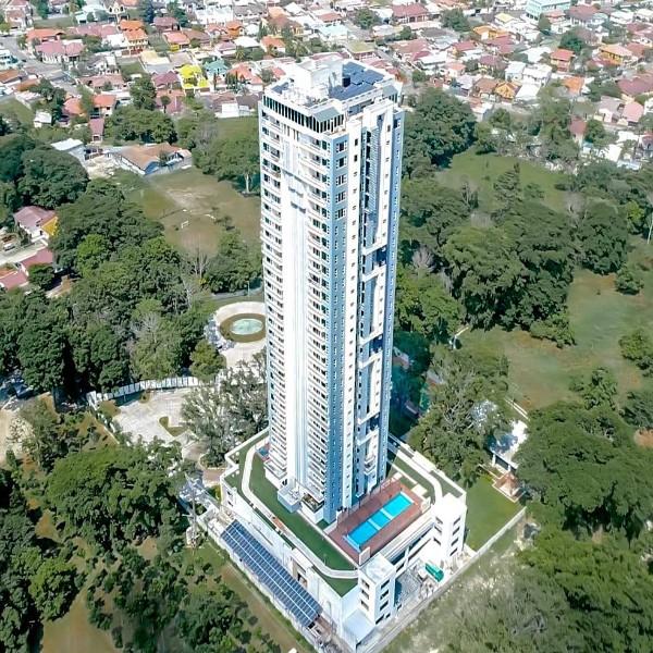 Vista panoramica del edificio de condominios Igvana Tara en San Pedro Sula, torre de condominios rodeado de naturaleza