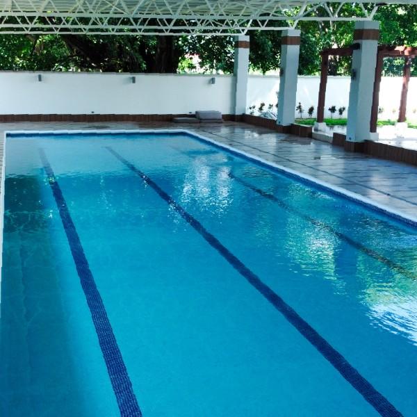 piscina semiolimpica en condominios Igvana Tara en san pedro sula, bajo techo, hermoso espacio para compartir con la familia
