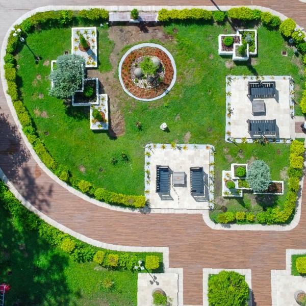 jardines amplios y diseñados con el mejor gusto en condominios Igvana Tara, en san pedro sula, para que los residentes puedan disfrutar de la naturaleza